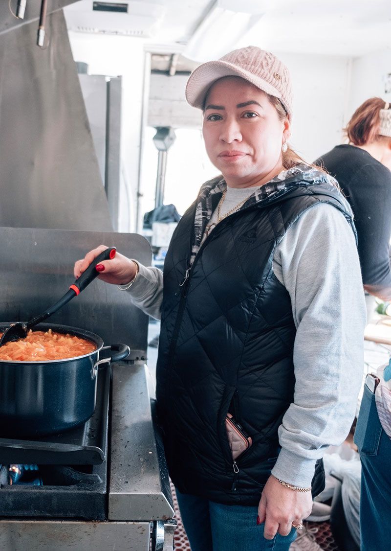 Voluntarios de cocina en Cafe Reino